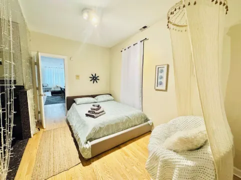 Modern 1-bedroom apartment with 1 FREE Parking, Whirlpool bathtub,Full Kitchen