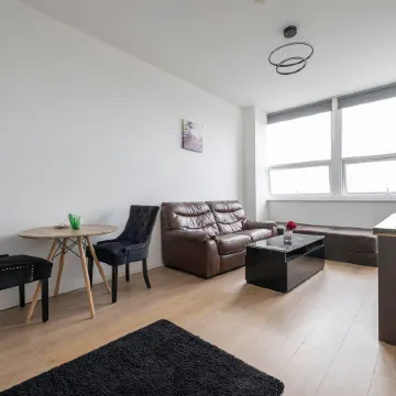 Bright home near The Hawthorns Station