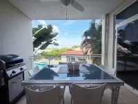 Eagle Beach Area Sunset Getaway w/King Bed