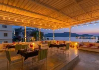 Hibiscus Heritage - A Lake View Hotel in Udaipur - Pensions