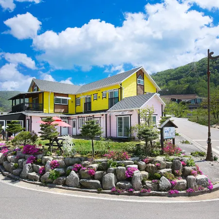 Pyeongchang Daegwanryeong Skyland Pension Отели рядом с достопримечательностью «Аквапарк Peak Island»