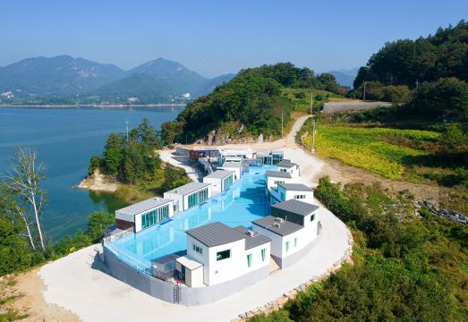 제천 쁘띠포레풀빌라 풀장