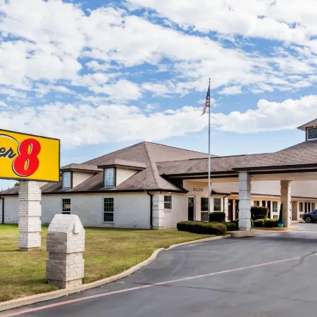 Super 8 by Wyndham Cleburne