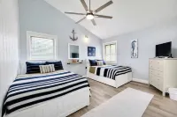 Water Views - 3 Min Walk to Private Beach - Luxury 5-Star Rated Beach House