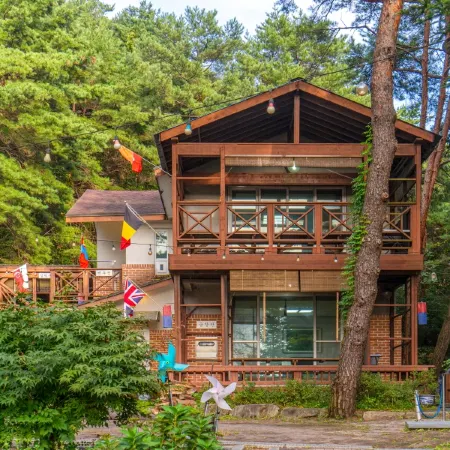 Goesan Mountain Valley Hue Pension Отели рядом с достопримечательностью «Храм Токчуса»