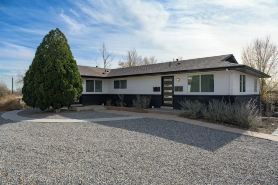 King Beds, in-Unit Laundry, Full Kitchen Close to Downtown Denver & Red Rocks!