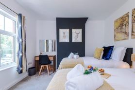 Gorgeous 3-bed Home Amazing Location Sleeps 7