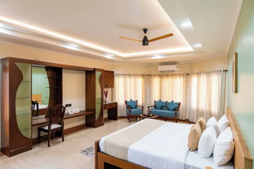 ELIVAAS Valiyaveetil Mansion 5 BHK - مسبح خاص