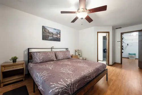 New King Bed in Spacious Ridge Manor Villa with BBQ, Screened Lanai, and Views