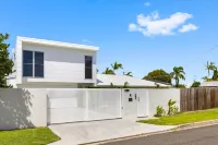 Spacious 4-bed Coastal Home With Pool - بيت ضيافة