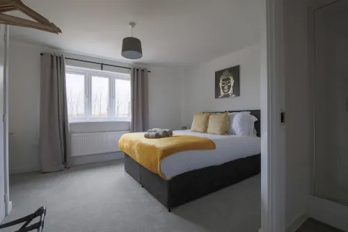 The Haven – Modern 4-Bed Home with Garden - Pensions
