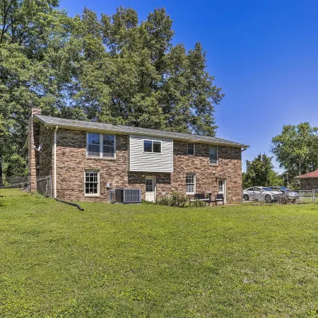 Garden-level Hendersonville Apt: 20 Mi to Broadway