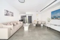 Spacious 4BR Balcony Mamad-RenovatedBldg - 3-Star
