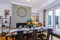 Spacious 3 Bed Home - Ideal for Business Stays - Hot Tub