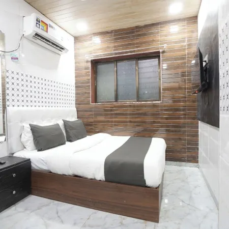 Hotel Grand Residency Отели рядом с достопримечательностью «Пляж Версова»