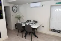 White Bungalow with 75" Tv, Air Con, Contractors - Homestays