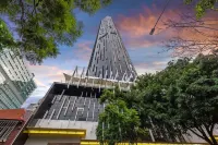 Skyhigh Executive! ~ 2Bed/2Bath/1Car/Views ~ CBD - vue sur la montagne