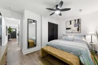 Modern 1BD Condo - Downtown Walkable to F&M Bank Arena - Homestays