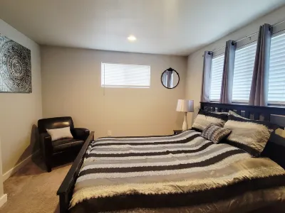Spacious 5Br/ 3ba Home with 8Bed - Near Airport, Downtown & Train Station Hotels in Rainier Valley