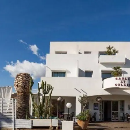 Hotel Sable Et Soleil - Port, Plage et Jacuzzi Privé