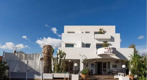Hotel Sable Et Soleil - Port, Plage et Jacuzzi Privé - Pet Friendly
