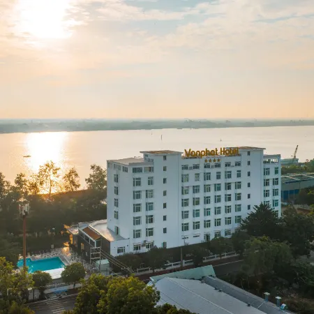 Van Phat Riverside Hotel