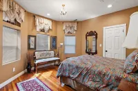 Tara House — Historic Charm, Executive Comfort, Minutes from Downtown - Kitchens