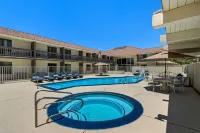 Red Roof Inn & Suites Ridgecrest - Pool