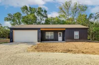 7 Mi to Lucas Oil Speedway! Home w/ Patio & Yard - Wifi