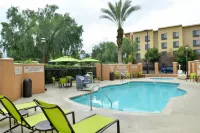SpringHill Suites Corona Riverside - مسبح