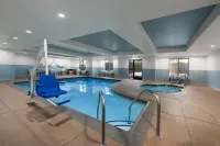 Holiday Inn Express & Suites LATHROP by IHG - Parkplatz
