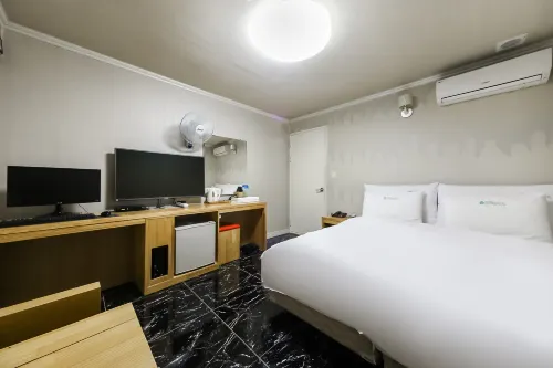 Busan Goejeong Clover - Motels