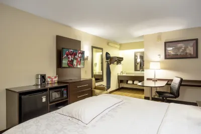 Red Roof Plus+ Chicago - Willowbrook Hotels near Oak Grove