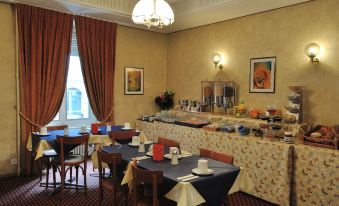 1. Hotel Mo..