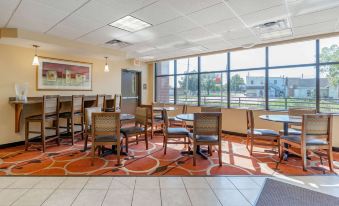 Econo Lodge Inn & Suites Fairgrounds