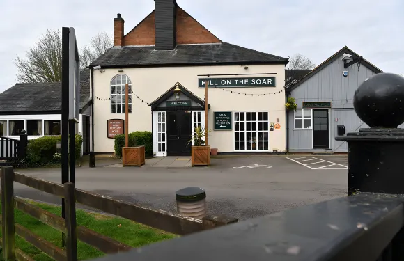 翱翔磨坊酒店 - 格林國王旅館