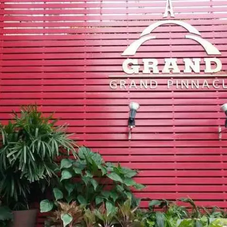 Grand Pinnacle Отели рядом с достопримечательностью «Ват Плуксаттха»