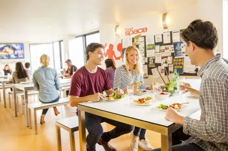 Space Hotel Отели рядом с достопримечательностью «Федерейшен сквер»