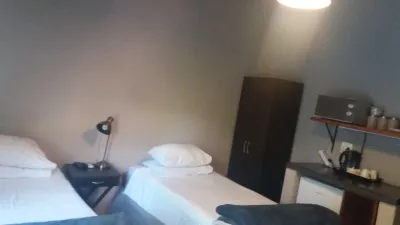 Room in Guest Room - Confortable Farmhouse in Limpopo Province Hotels in Лепхалале
