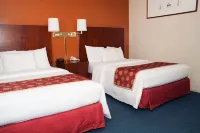 普利茅斯紅地毯套房酒店