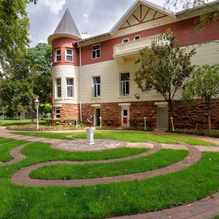 Holiday Inn JOHANNESBURG SUNNYSIDE PARK by IHG Отели рядом с достопримечательностью «Браамфонтейн»