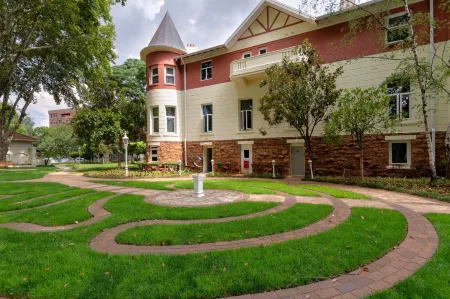 Holiday Inn Johannesburg Sunnyside Park Отели в г. Йоханнесбург