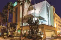 La Quinta Inn & Suites by Wyndham Anaheim Hoteles cerca de Artic