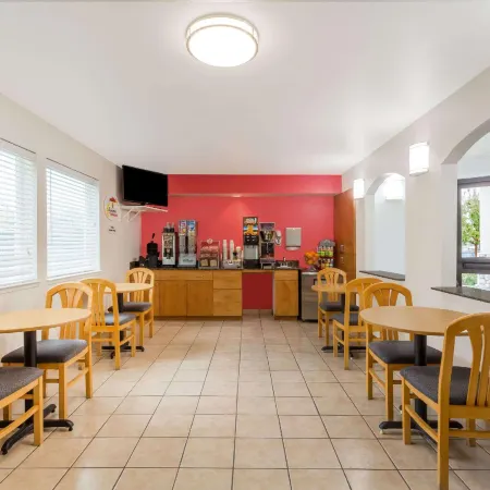 Super 8 by Wyndham Cloverdale Wine Country