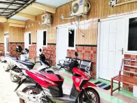 Queen Asri Mitra RedDoorz Hotels in Ngasem