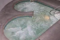 Budget Host Inn & Suites - Hot Tub