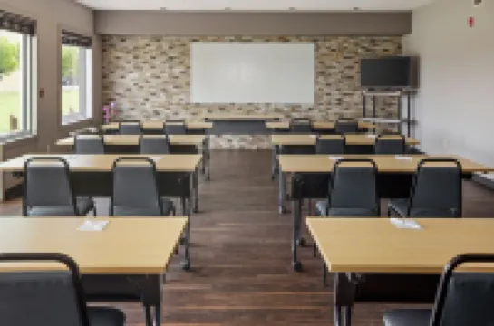 Home Inn & Suites Regina Airport