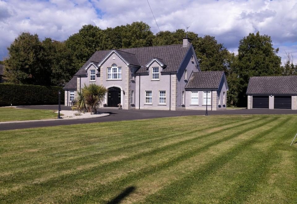 Luxurious 4Bd Family Retreat in Magherafelt - Housity