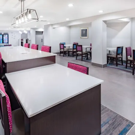 La Quinta Inn & Suites by Wyndham Houston Southwest Отели рядом с достопримечательностью «Торговый центр Plazamericas»