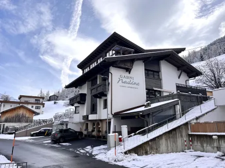 Nadine Отели рядом с достопримечательностью «Гиггийохбан Зёльден»